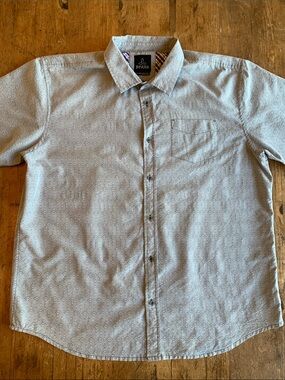 Prana Men's Light Gray Short-Sleeve Button-Down Shirt with Subtle Pattern